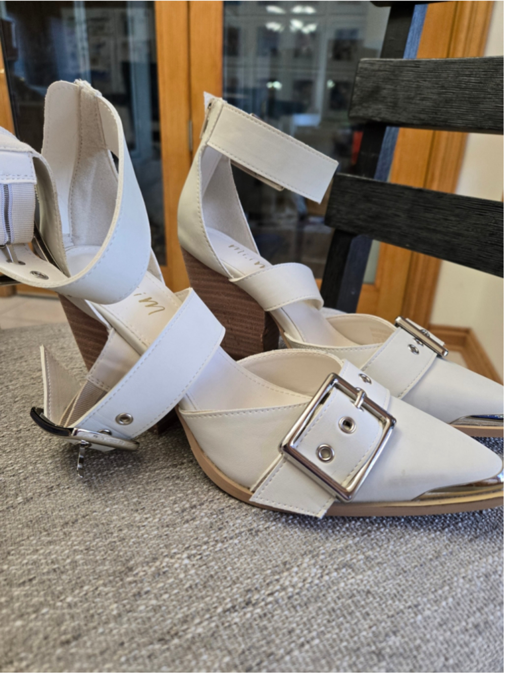 Mi.iM White Silver Buckle Pointed Toe Heels Women's Size 7.5